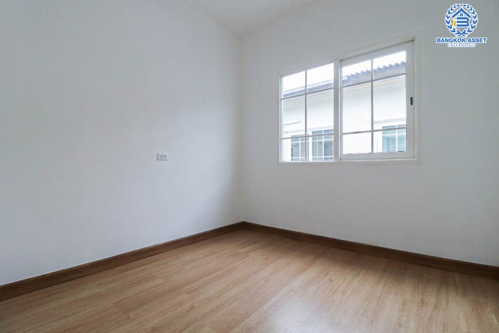 ทาวน์เฮ้าส์มือสอง โครงการ โกลเด้นซิตี้ ปิ่นเกล้า-จรัญสนิทวงศ์ เนื้อที่ 18.50 ตร.ว. ฟังก์ชัน 3 ห้องนอน 2 ห้องน้ำ 1 ที่จอดรถ บ้านสภาพสวย พร้อมเข้าอยู่ ทำเลดีเชื่อมต่อถ.บางกรวย-ไทรน้อย, ราชพฤกษ์, นครอินทร์ ใกล้รถไฟฟ้าสายสีแดงอ่อน "สถานีบางบำหรุ" สายสีน้ำเงิน "สถานีบางอ้อ" และใกล้จุดขึ้นทางด่วน "ศรีรัช"